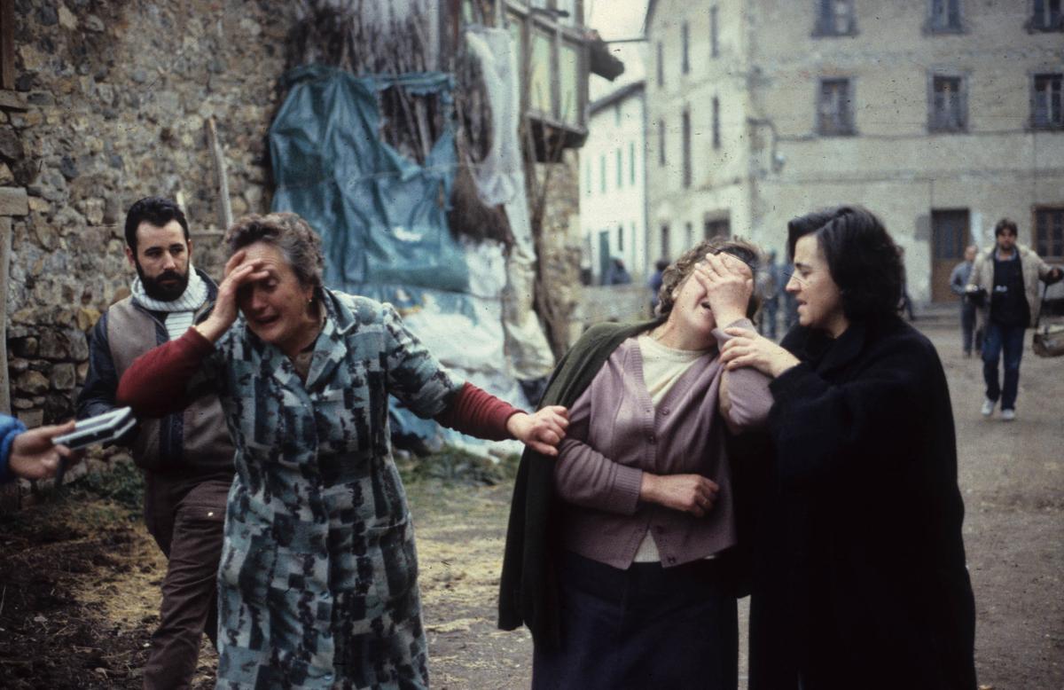 Pilar, Concha, y otra vecina del pueblo, se revuelven de dolor durante los derribos. 