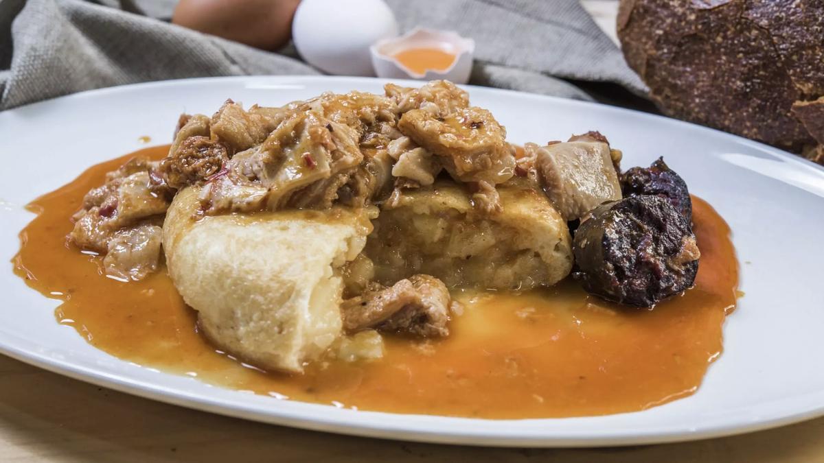 Tortilla con callos (ración entera, no solo la salsa).