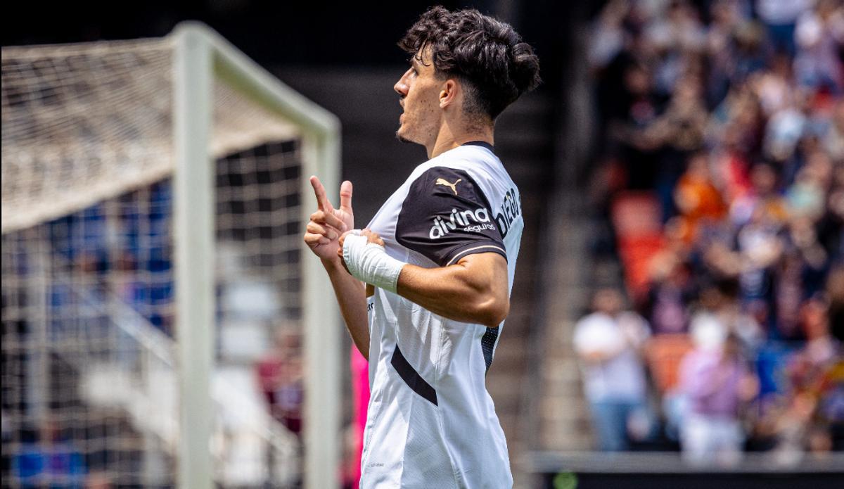 Mantendrá su presencia en la manga de las camisetas oficiales de juego y entrenamiento del primer equipo masculino.