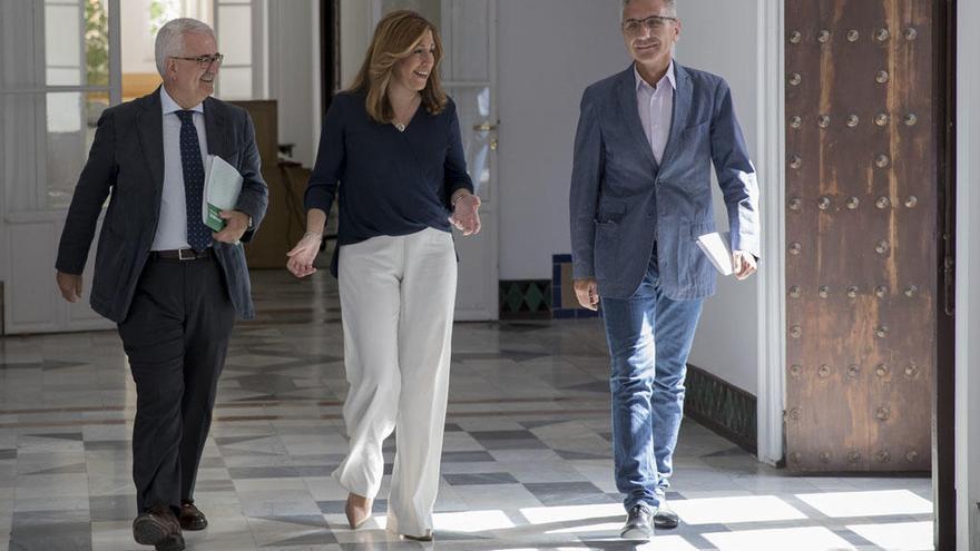 Susana Díaz acompañada por el vicepresidente, Manuel Jimenez Barrios, y el portavoz del ejecutivo, Miguel Ángel Vázquez