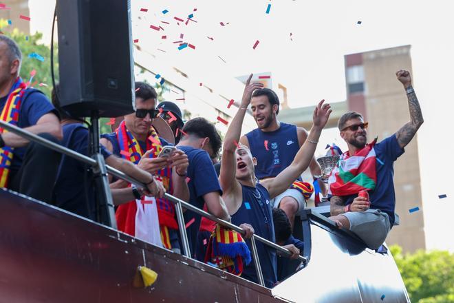 ¡De locos! Las mejores imágenes de una ciudad entregada al Barça