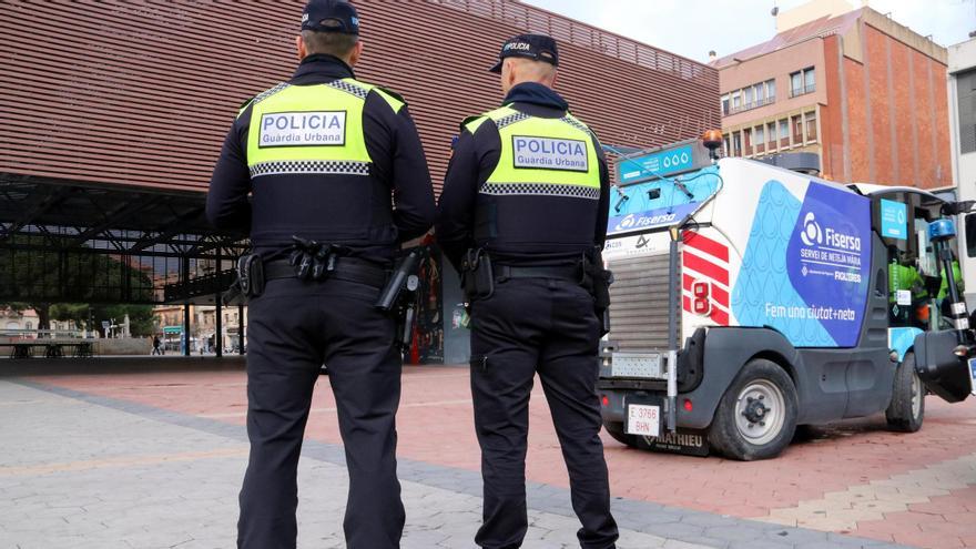 Dos agents de la Guàrdia Urbana de Figueres amb una màquina netejadora de fons.