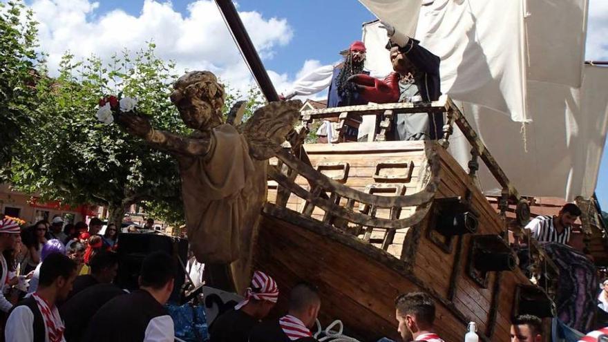 Los espectadores siguen la entrada al río de una de las carrozas.