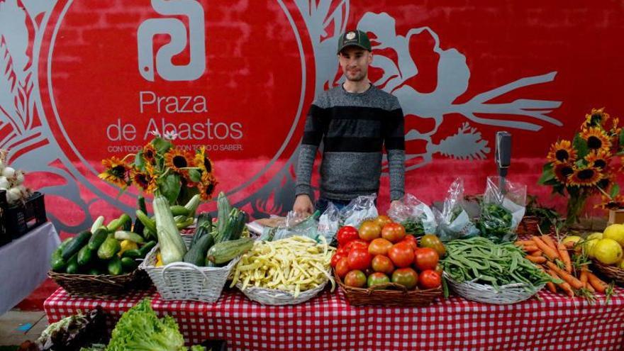 Edu acude todos los martes y sábados a su puesto en la plaza.  