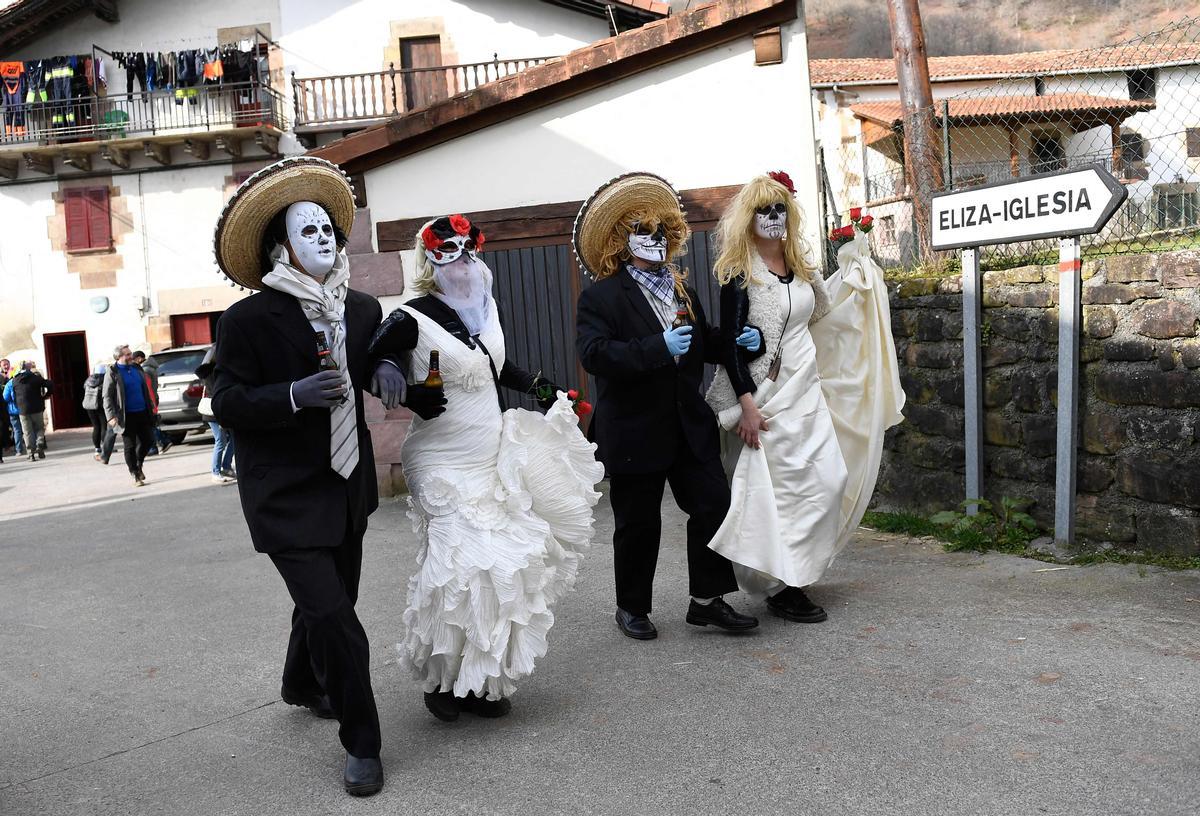 Los vecinos de Ituren y Zubieta (Navarra)n se disfrazan y participan en una peregrinación a través de ambos aldeas.