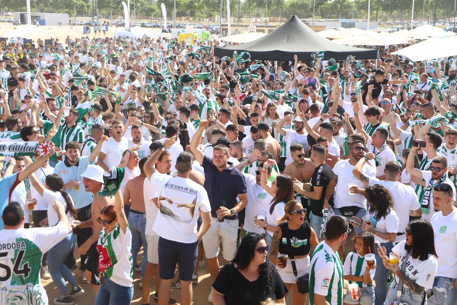 Córdoba CF-Ponferradina | El espectáculo de los aficionados en la Fan Zone de El Arcángel