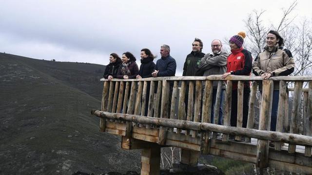Distintas autoridades, en un mirador del Invernadeiro.   | // CEDIDA