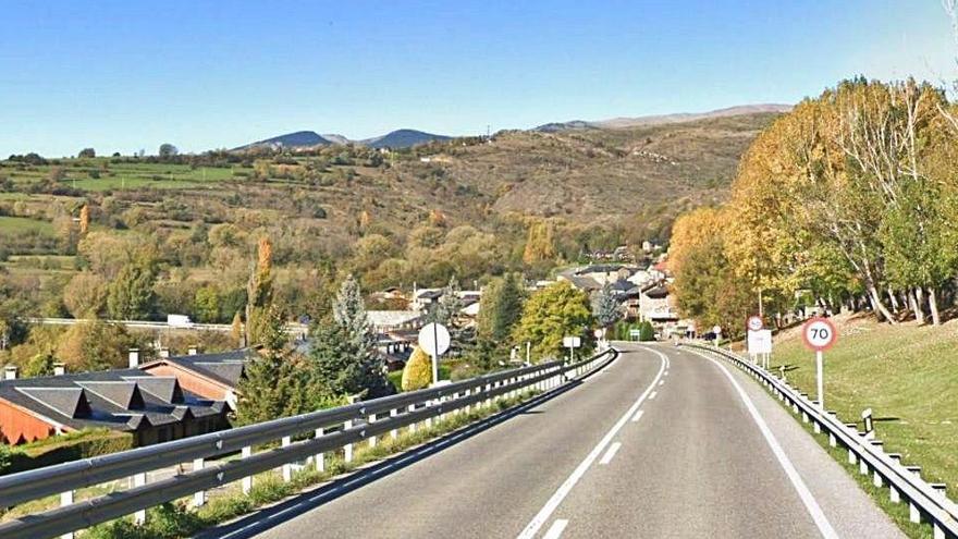 La carretera N-260 a l&#039;altura de Ger, on es construirà la nova rotonda