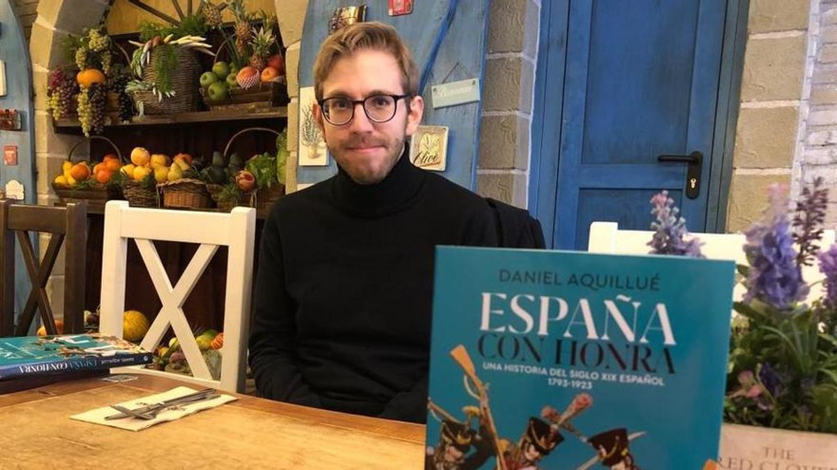 El historiador zaragozano Daniel Aquillué posa junto a su nuevo libro, 'España con honra'.