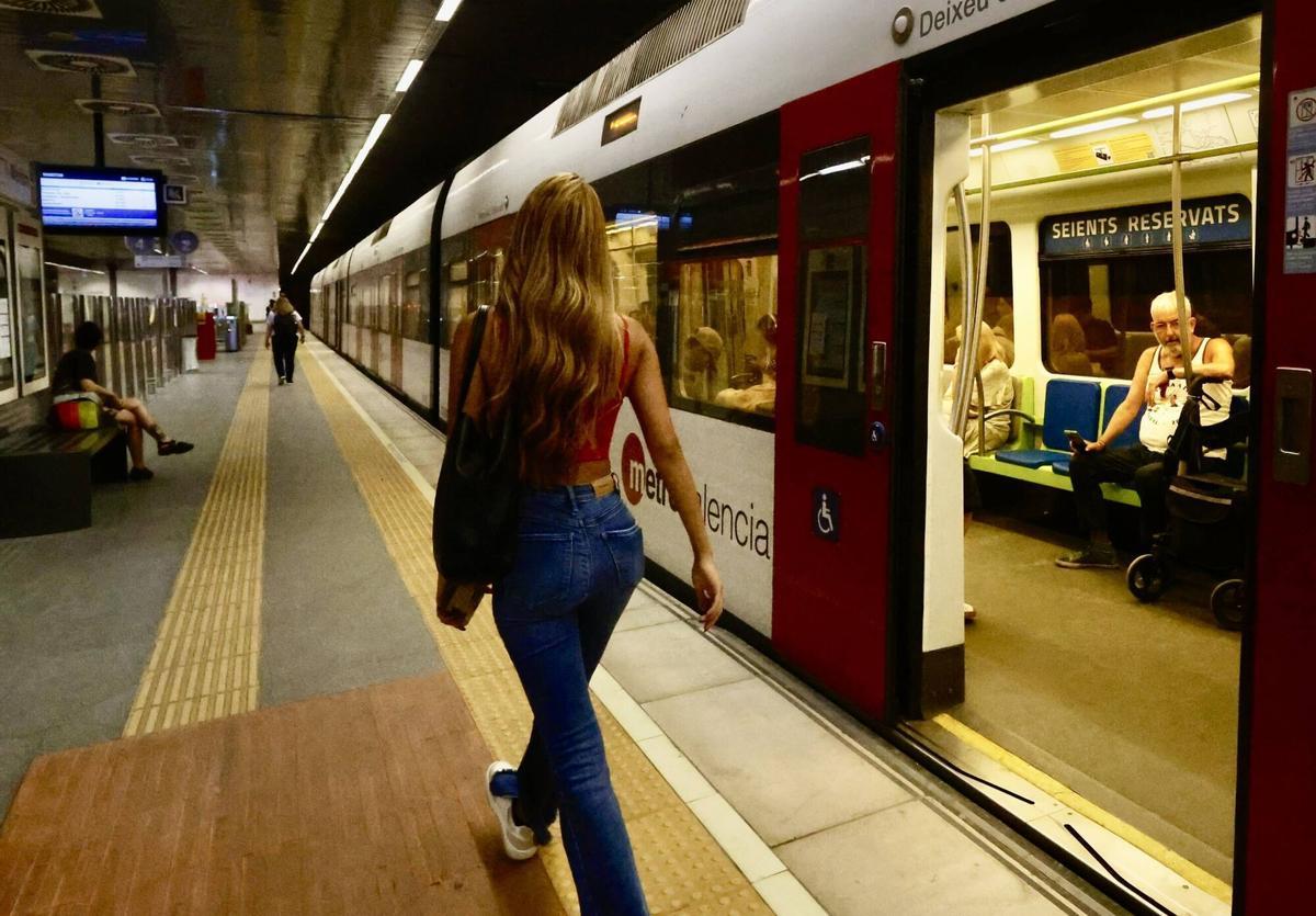 Valencia. Metro FGV MetroValencia Se restablece el servicio entre las estaciones de Aragó y Marítim de las Líneas 5 y 7 al finalizar las obras en el túnel. En las imágenes la estación de Maritim. VLC