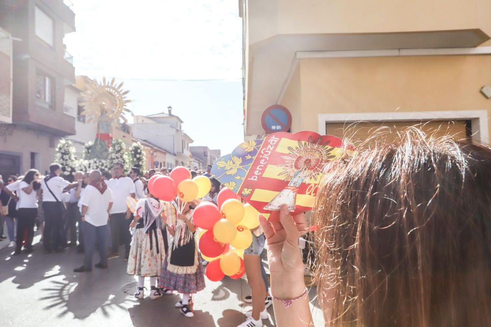 Benejúzar ha acogido el traslado de la patrona desde su santuario y un acto de homenaje a la Señera, en el día de la Comunidad Valenciana