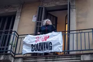 El calvario de Rosario, la única vecina fija en un bloque de Barcelona reconvertido en 'coliving' de estudiantes extranjeros