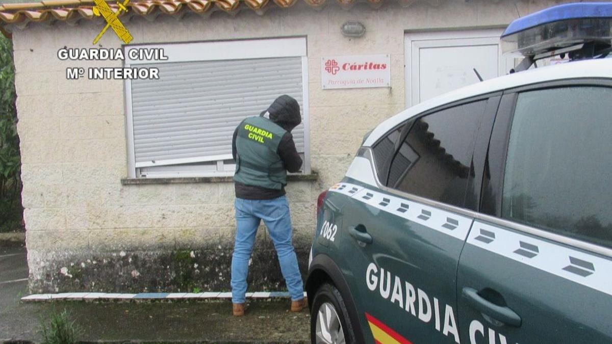 La Guardia Civil en el local de Cáritas de Noalla.