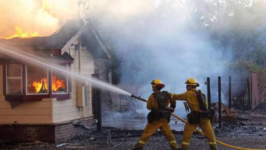 Los bomberos intentan sofocar uno de los focos del incendio de California.