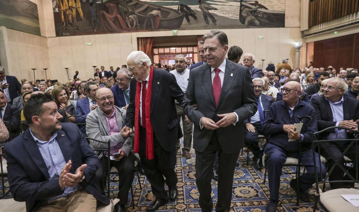 El Padre Ángel entra en el salón Reconquista, del brazo de Alfredo Canteli. | Irma Collín