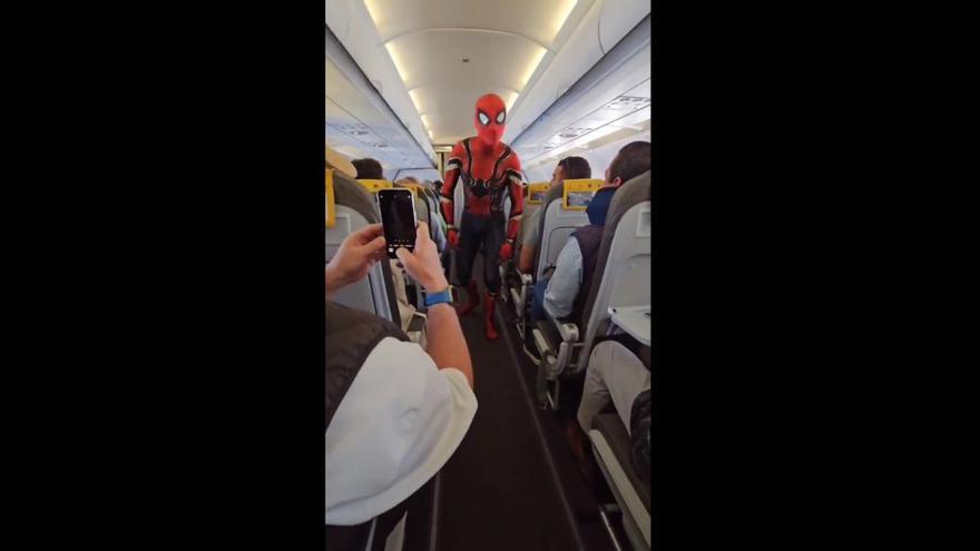 Un hombre vestido de Spiderman sorprende a los viajeros de un vuelo con destino a Santiago: &quot;Vengo a salvaros a todos&quot;