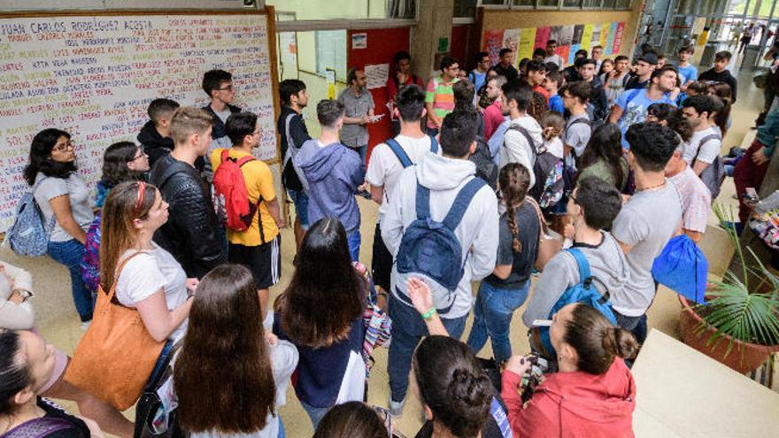 Un grupo de estudiantes, antes de realizar la EBAU en segunda convocatoria este miércoles en la ULPGC: