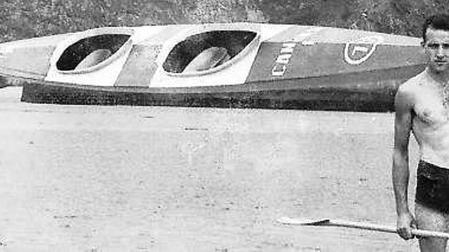 unos comienzos artesanales. Carlos Prendes y Amando Prendes sostienen su primer K-2 en la playa de Candás en 1962, dos años después de la fundación del club.