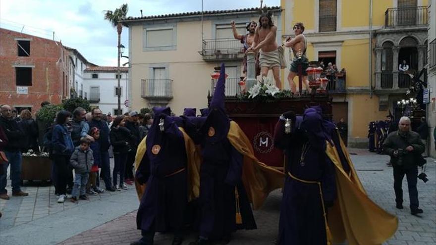 La Santa y Vera Cruz procesiona, pero la lluvia frena un acto