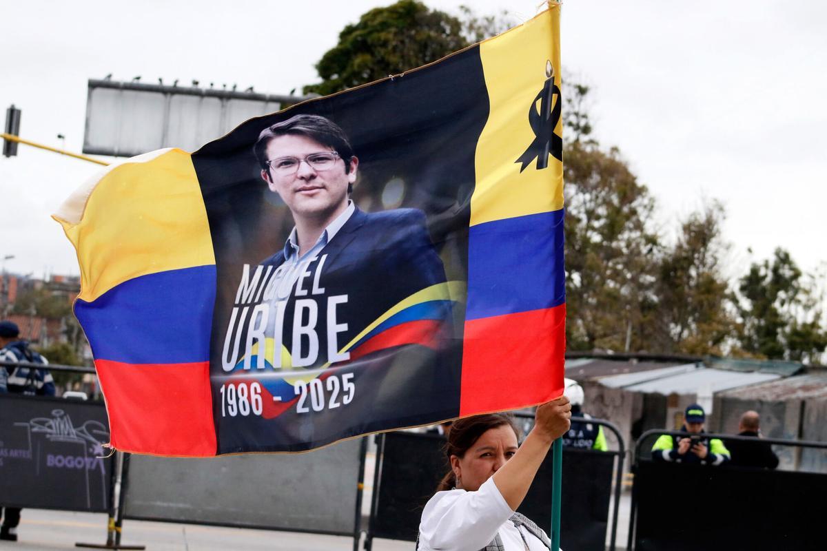 Una bandera con la imagen de Miguel Uribe Turbay, que falleció en agosto.