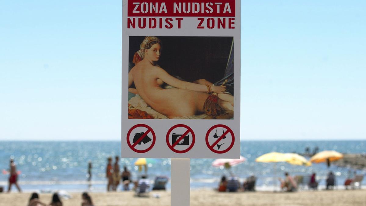 Un cartel señalizando una playa nudista.