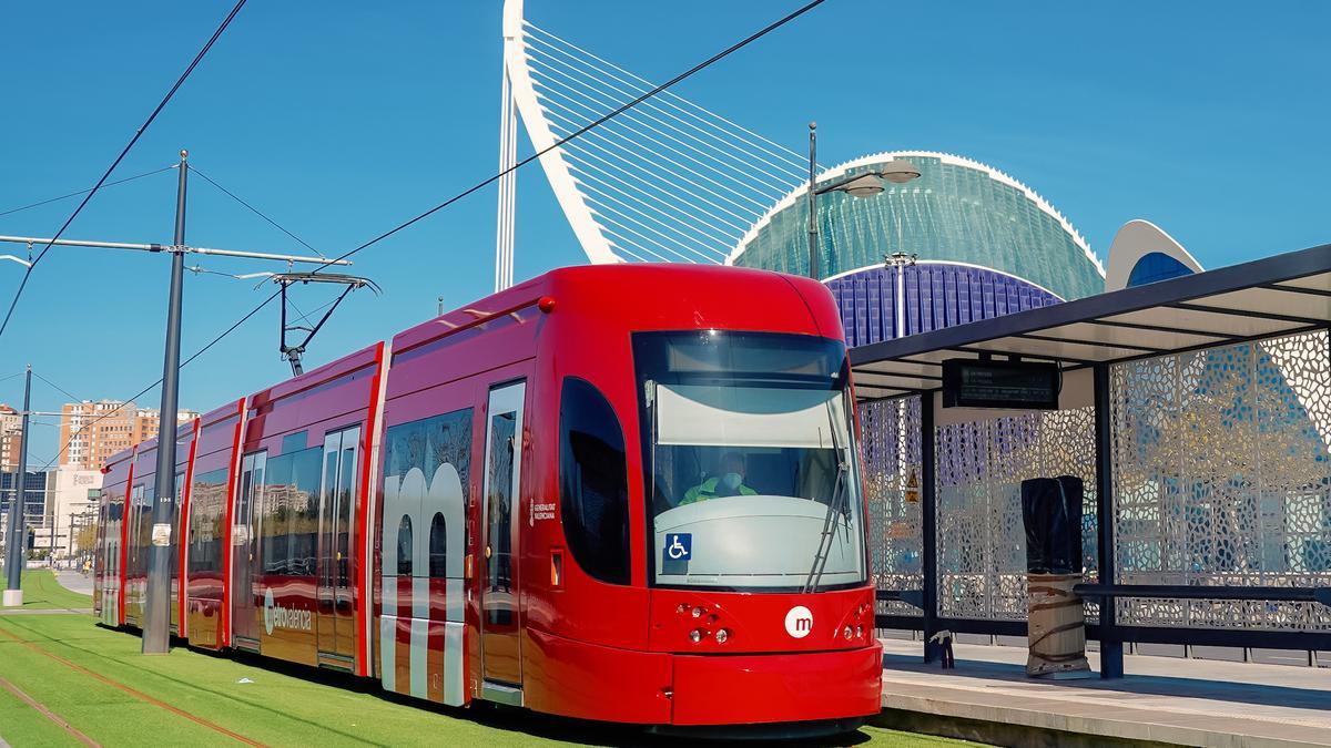 La línea 10 de Metrovalencia conecta el barrio de Natzaret y la Ciutat de les Ciències con el centro de València.