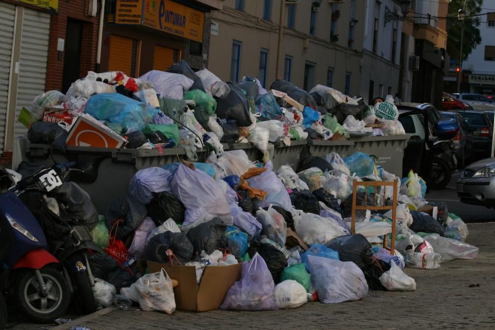 Basura acumulada en una calle de La Trinidad