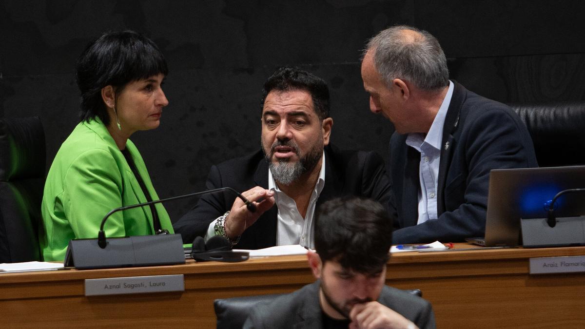 El portavoz del PSN (Ramón Alzórriz) con Laura Aznal y Adolfo Araiz (EH Bildu) en el pleno de este jueves.