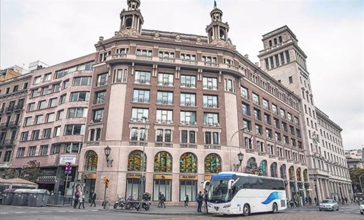 Emplaçament de la futura nova botiga de Desigual a la plaça de Catalunya de Barcelona, ahir.