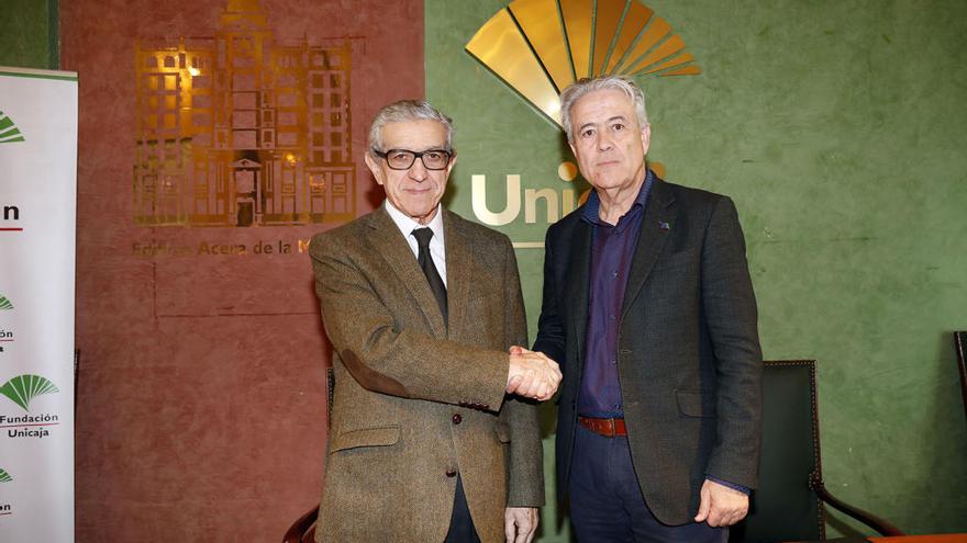 El presidente de la Fundación Unicaja, Braulio Medel, acompañado del director de la Unidad de Gestión Clínica de los hospitales públicos de Málaga, Emilio Alba.