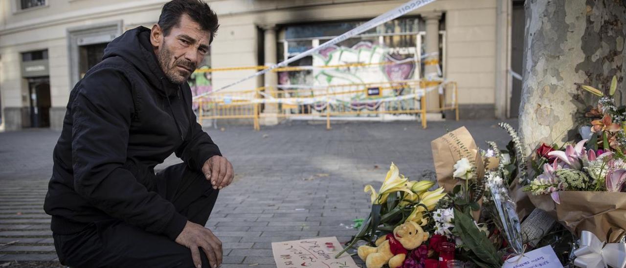 Mihaita Dragomil, hermano de la mujer fallecida, junto a su pareja y sus dos hijos, en el incendio de la la plaza Tetuan.