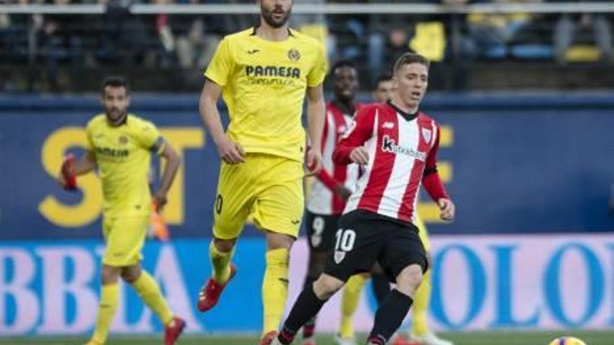 Iborra presiona a un rival en el partido contra el Athletic.