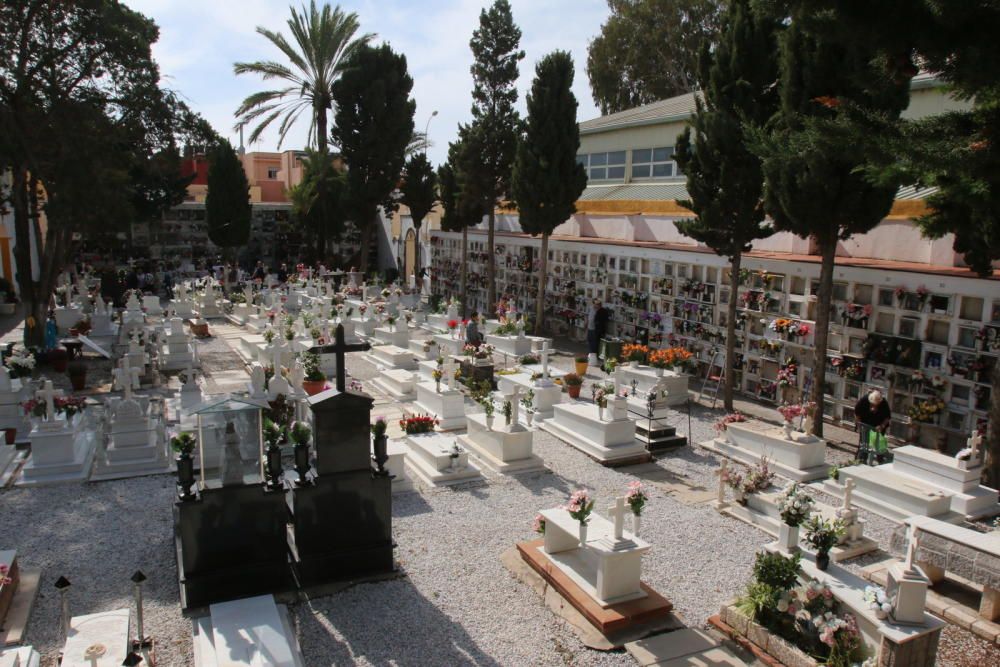Los malagueños acuden a los cementerios para adecentar y embellecer las lápidas de sus seres queridos.