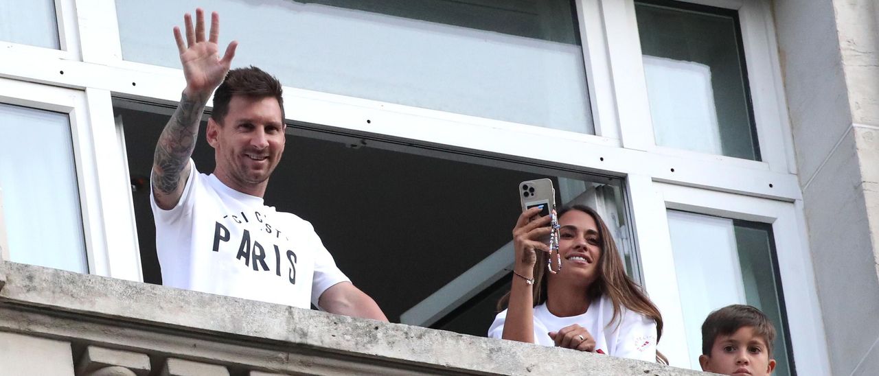 Messi saluda a los aficionados del PSG desde la ventana de su hotel en París
