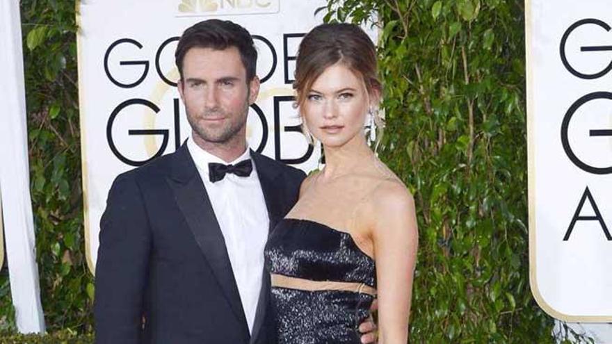 El cantante Adam Levine con su pareja.