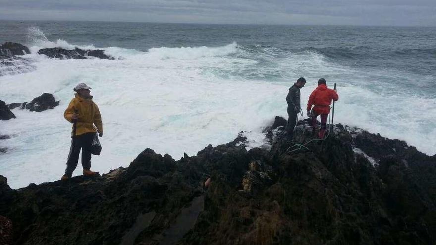 Percebeiros de Cangas faenando en los acantilados de la Costa da Vela. // Raquel Ferradás