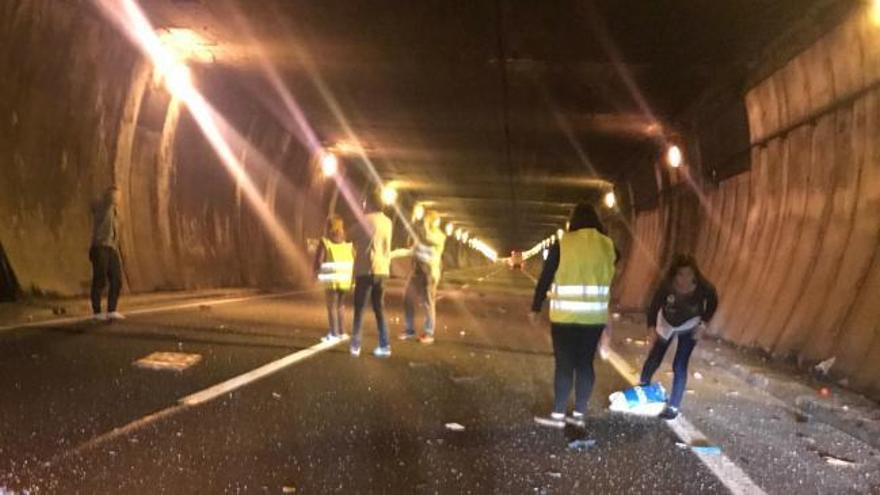 La colisión entre un camión y una furgoneta obliga a cerrar el Huerna unos minutos