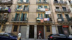 Pancartas contra los apartamentos turísticos ilegales, en la Barceloneta.