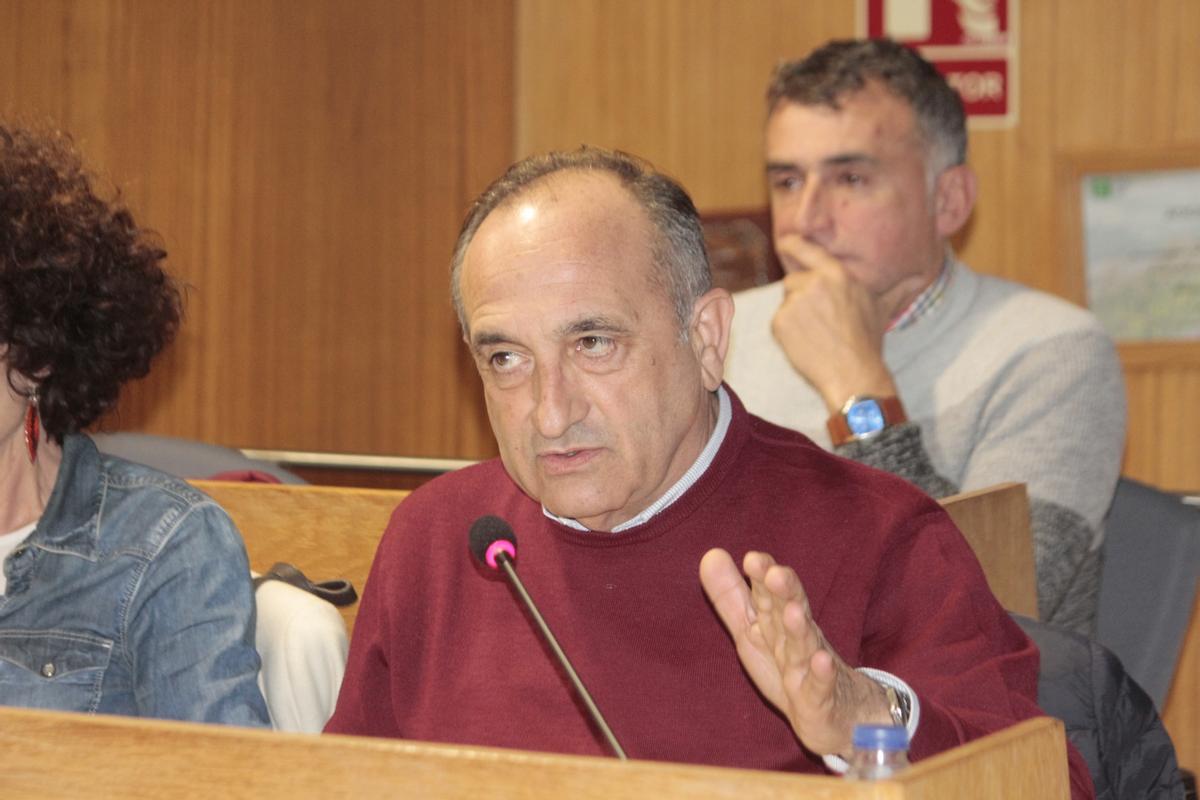 El portavoz del PP, José Enrique Sotelo, en el último pleno de Cangas.