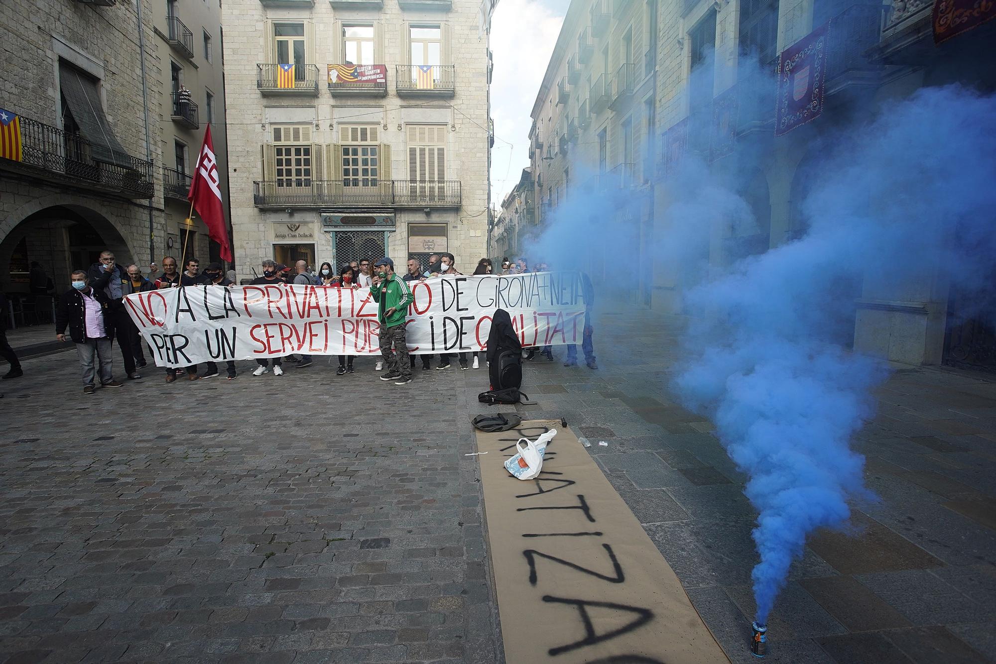 Protesta dels treballadors de Girona + Neta en contra de la privatització del servei públic de neteja