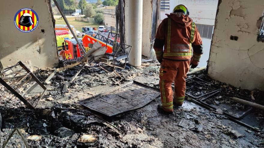 Un incendio calcina un bloque de viviendas en la Pobla de Vallbona