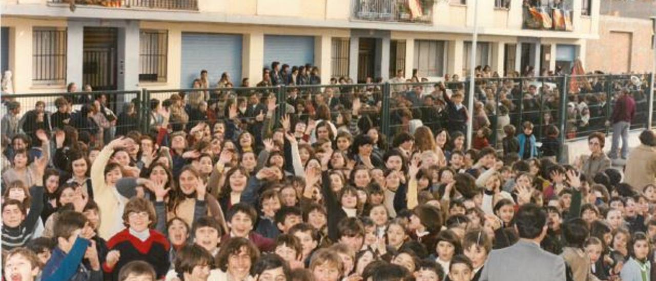 Niños y niñas congregados frente al centro el día de su inauguración