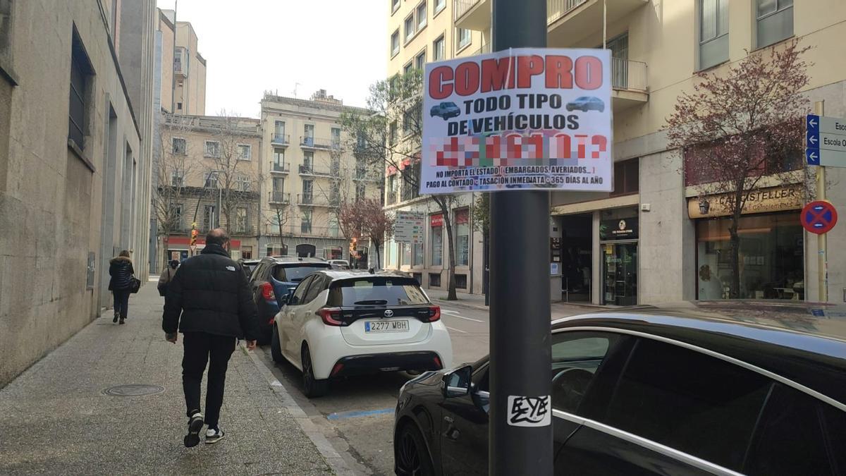 Imatge d’un dels cartells il·legals detectats a Girona.
