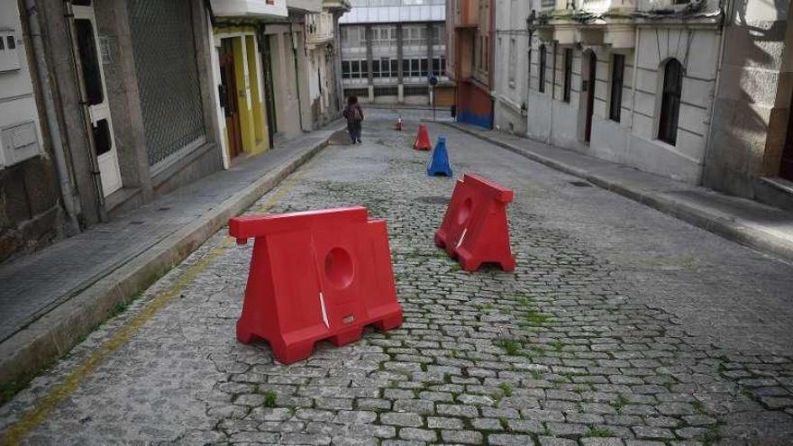 Corte al tráfico de la zona deteriorada en la calle Nuestra Señora del Rosario, ayer.