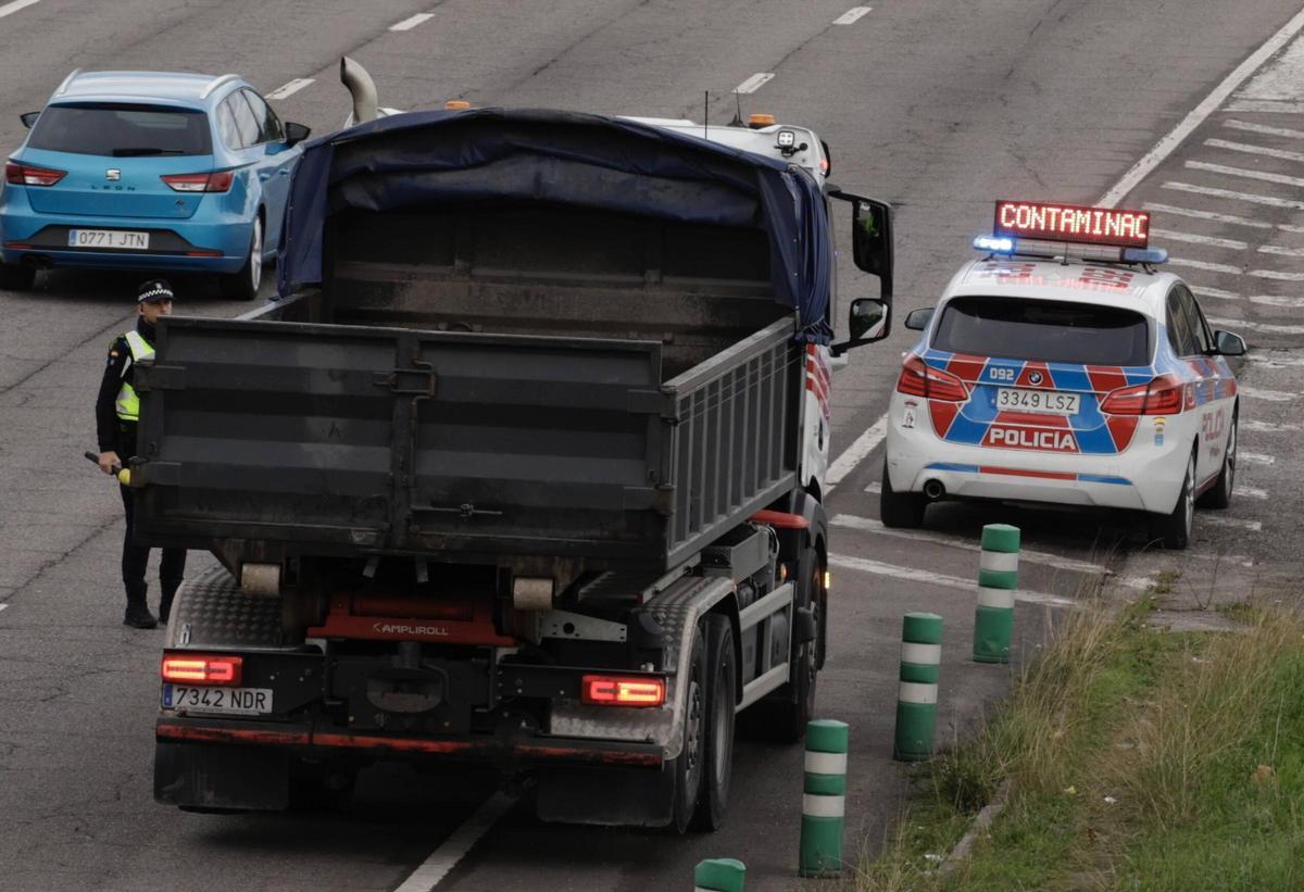El amplio operativo en Gijón por la activación del protocolo anticontaminación, en imágenes