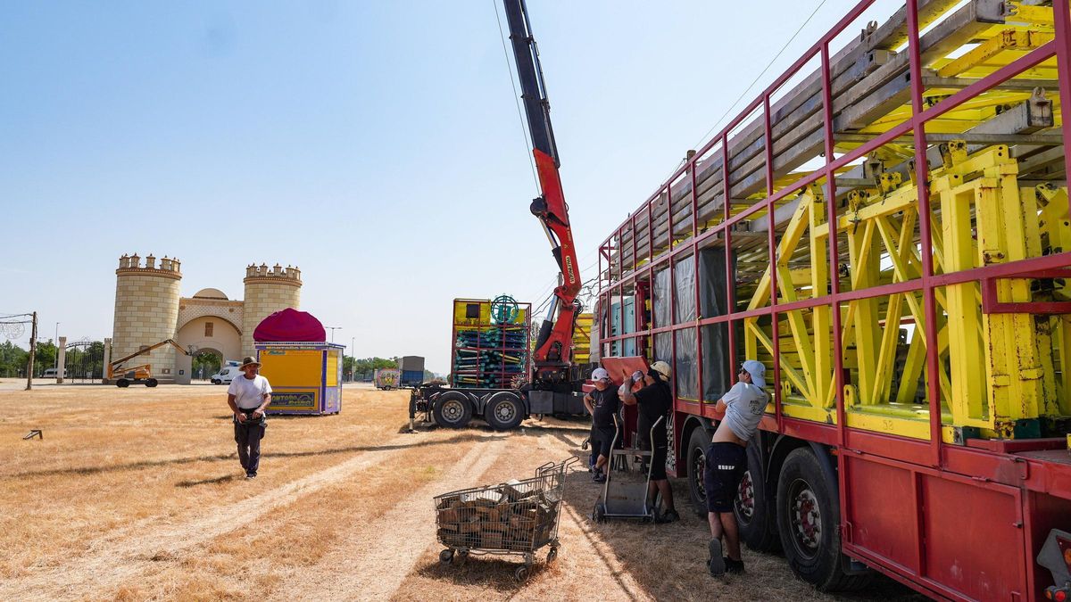 Operarios montan en el recinto ferial de Badajoz una montaña rusa.