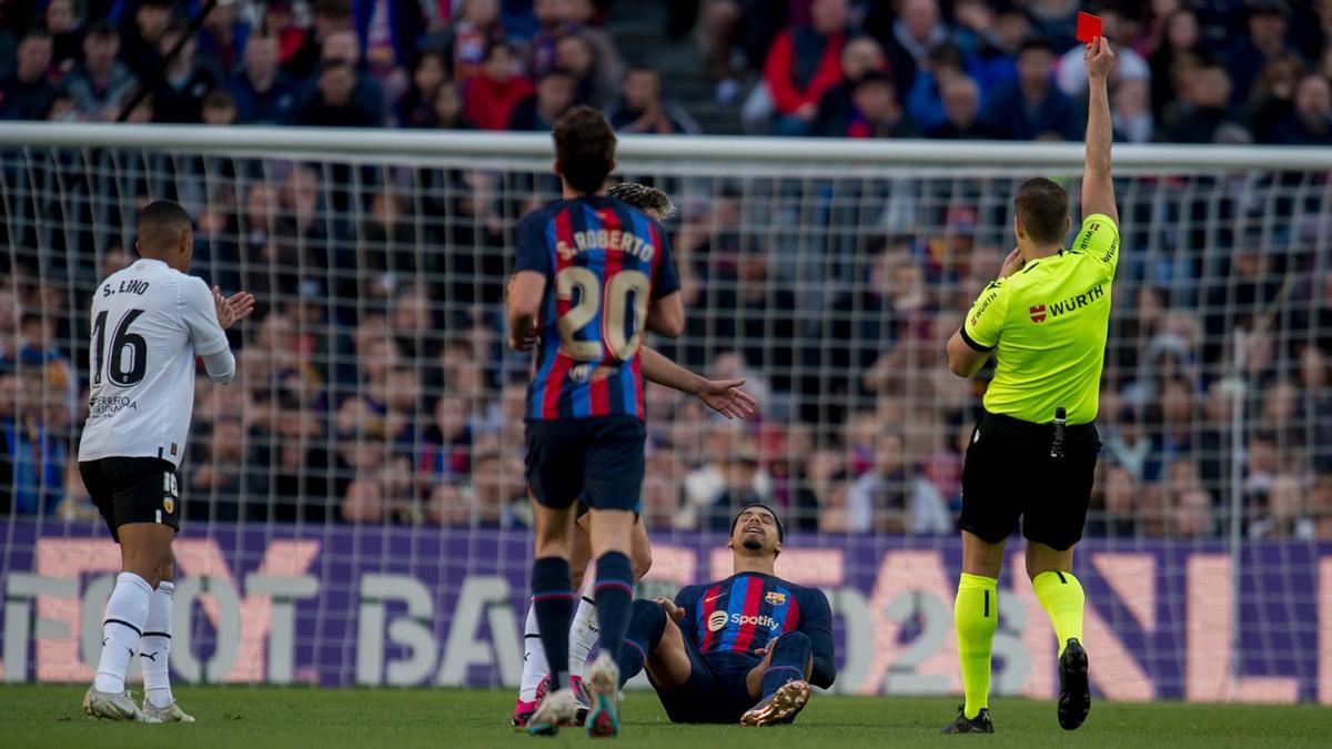 Araujo es expulsado tras intentar solucionar un grave error defensivo de Koundé en el Barça-Valencia.