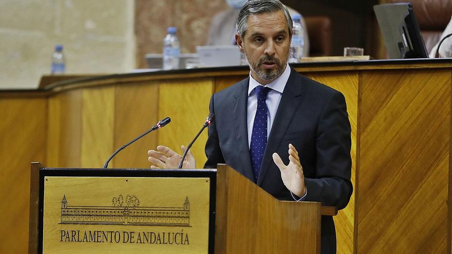 El consejero de Hacienda, Juan Bravo, durante el debate de la proposición de Ley de Tributos Cedidos. | JOSÉ MANUEL VIDAL / EFE