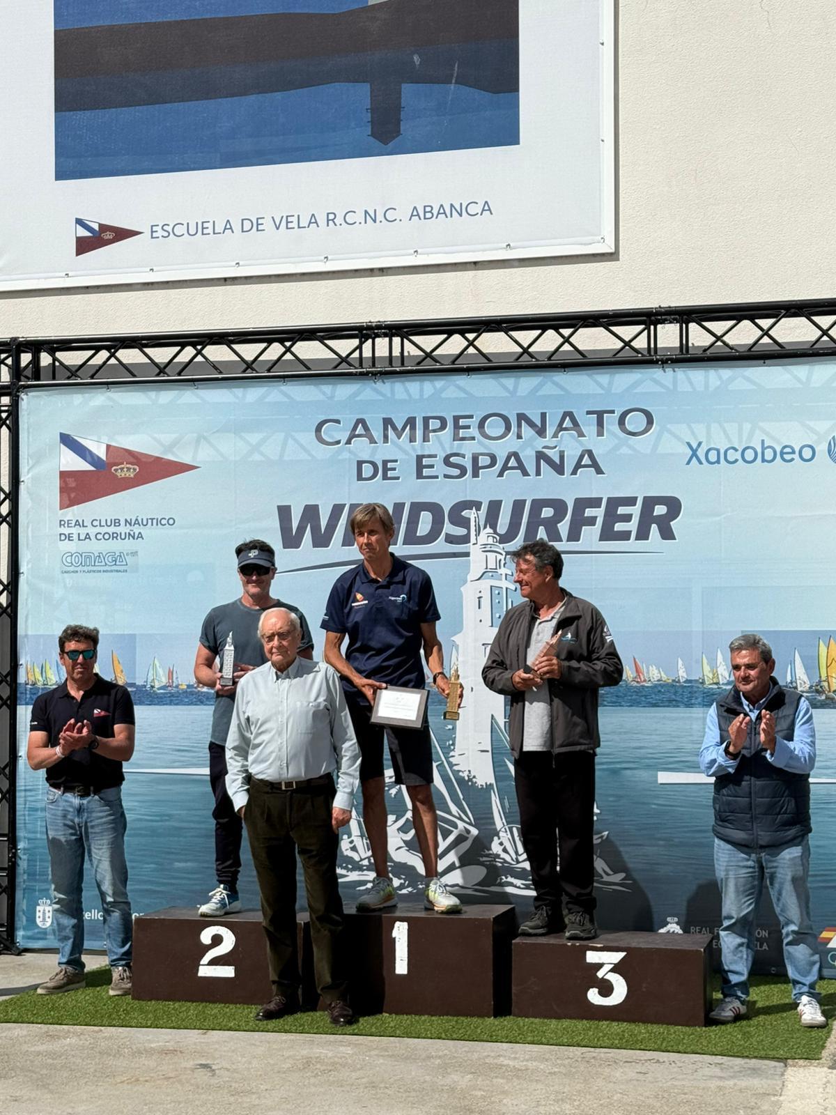 Podio de la cateogoría absoluta masculina del Campeonato de España de Windsurfer de A Coruña, con Oberemko en el primer puesto.