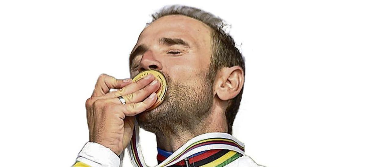 Alejandro Valverde besa la medalla de campeón del mundo lograda en Innsbruck.